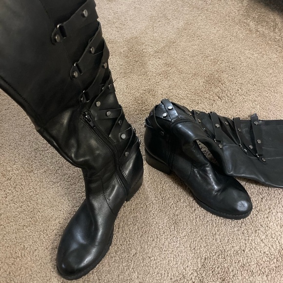 Knee high black boots with buckle design - Picture 3 of 4